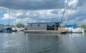 La Mare Houseboat